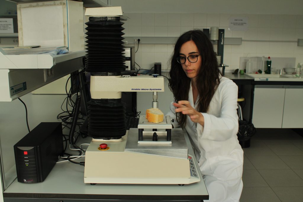 La investigadora Laura Román trabaja con una muestra en un laboratorio de la Universidad de Valladolid en Palencia