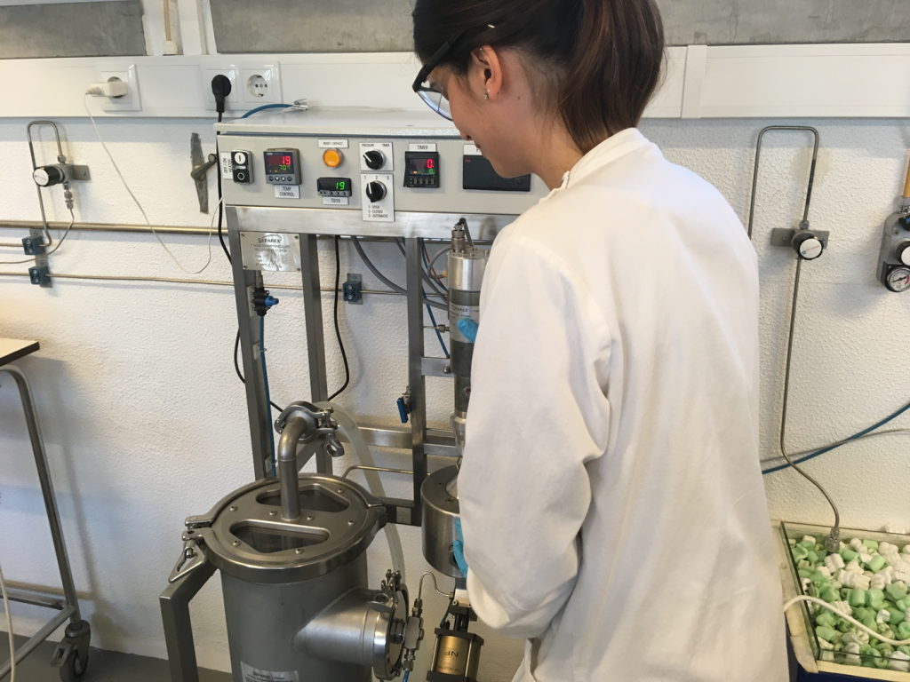 La investigadora Vanessa Gonçalves trabaja en la experimentación con nanopartículas de cobre en el iBET