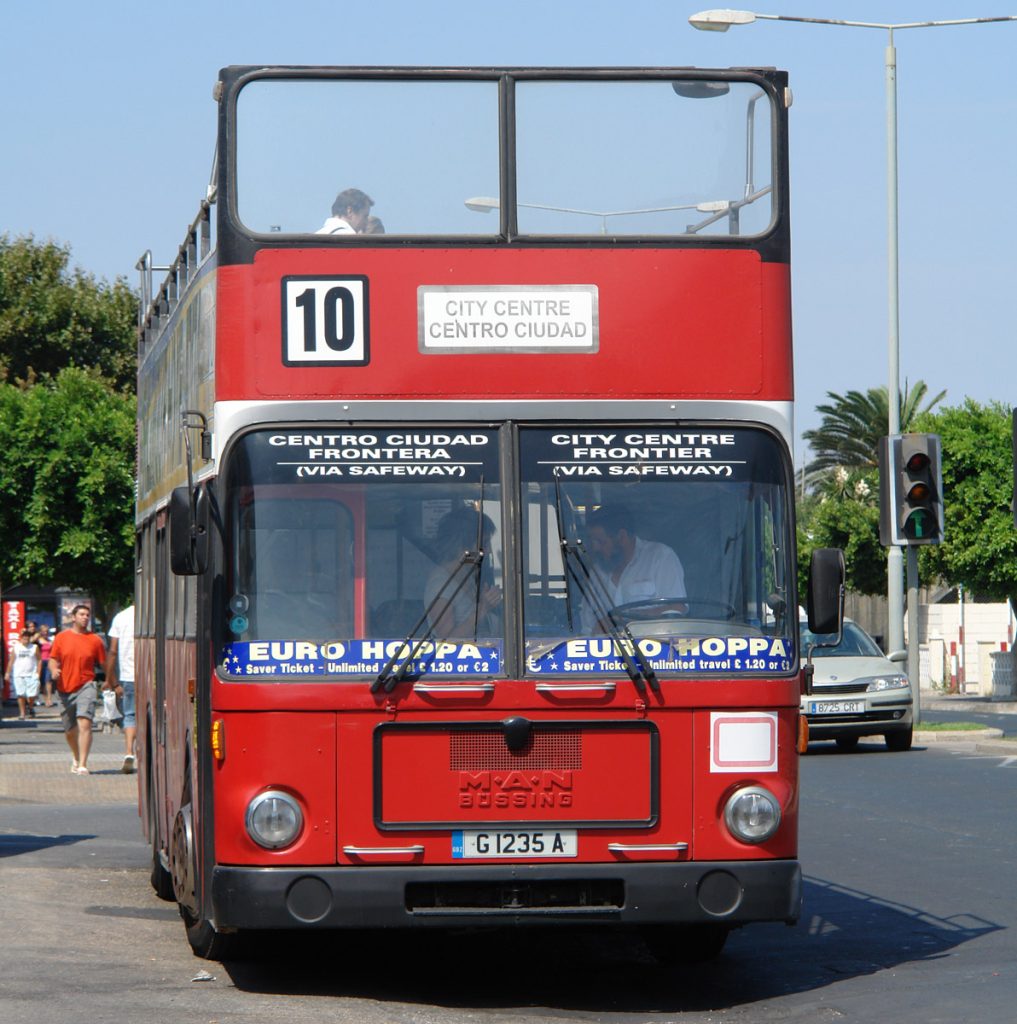 Autobús con cartelería en castellano e inglés en Gibraltar