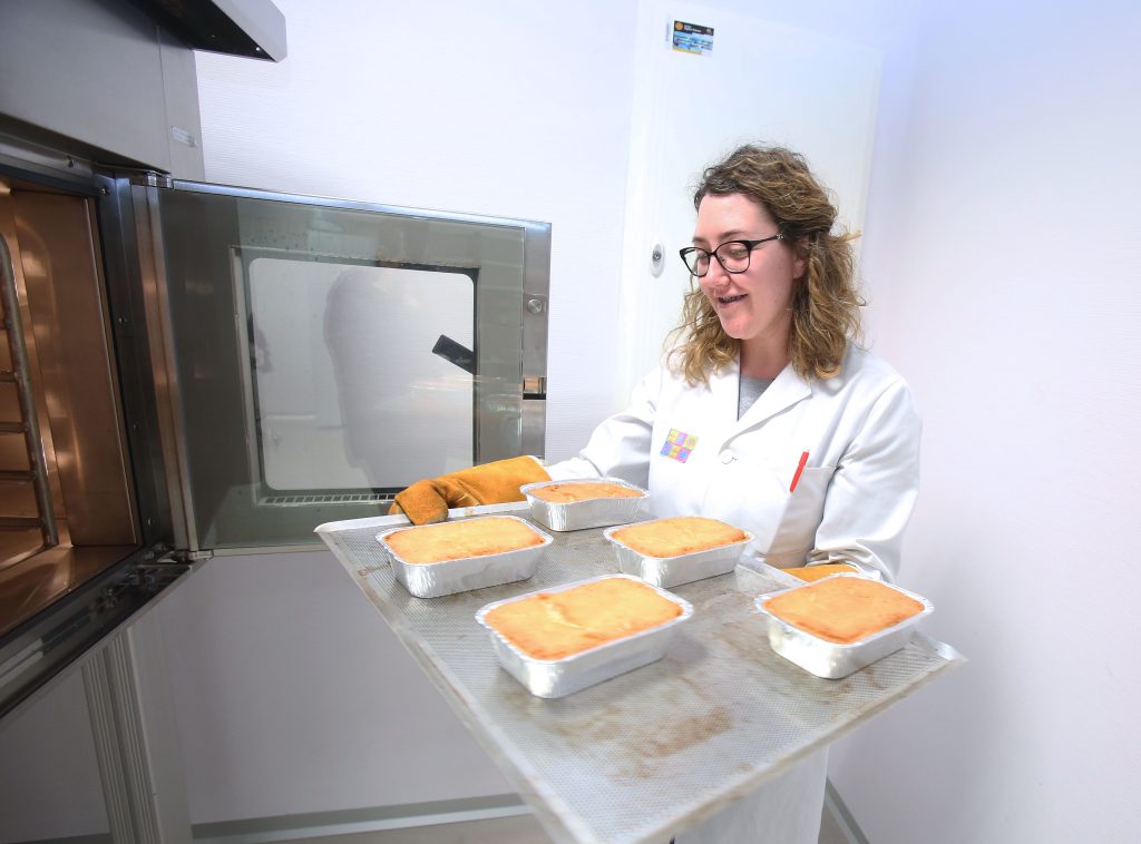 La investigadora Marina Villanueva muestra productos sin gluten horneados en la Universidad de Valladolid