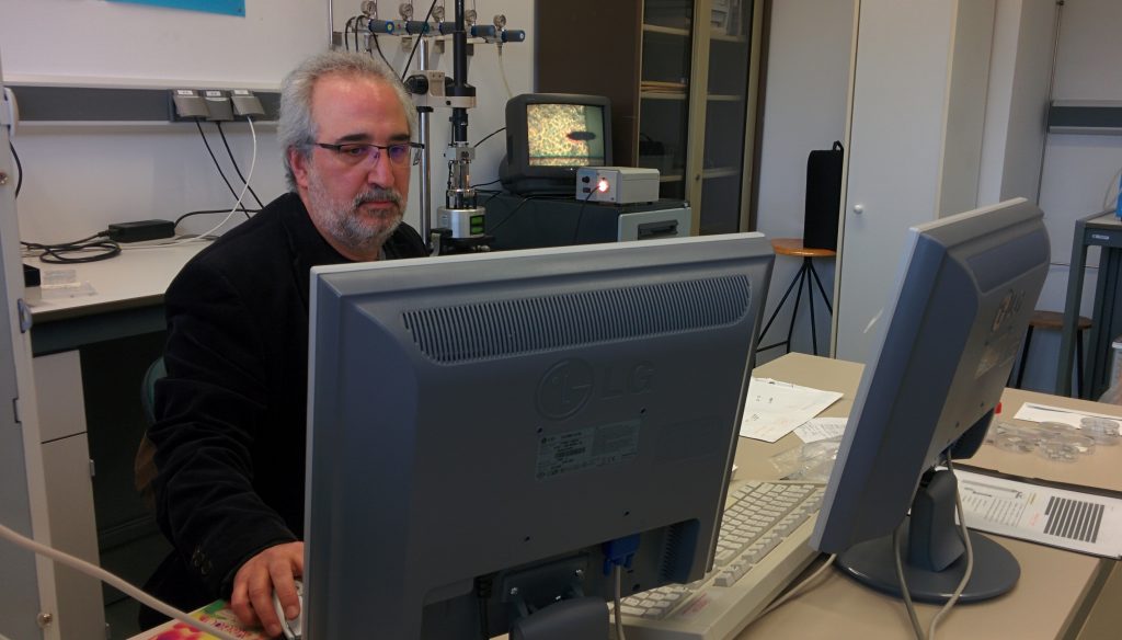l catedrático Pedro Prádanos observa en la pantalla una muestra a través de un microscopio de fuerza atómica (a sus espaldas)