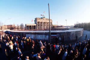 Los medios de comunicación fueron actores centrales en el 23-F y la caída del muro de Berlín