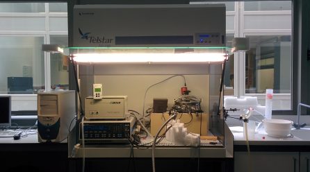 Química y electricidad para mejorar la depuración de metales pesados en el agua