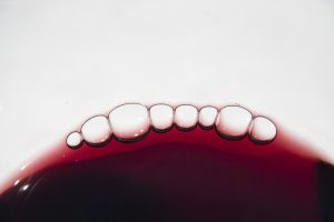Un microondas experimental rescata el pigmento rojizo del vino tinto en las lías