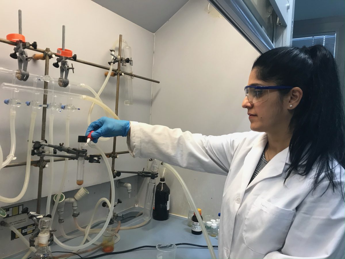 Una investigadora del Instituto Universitario Cinquima trabaja en el laboratorio del grupo de investigación Catálisis y Polímeros