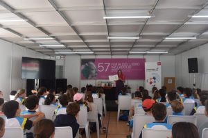 Más de 700 colegiales conocen el proyecto ‘Lo que no te contaron los cuentos clásicos’ en la Feria del Libro de Valladolid