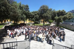 Fotografía de familia de Contact: Investiga a los que Investigan