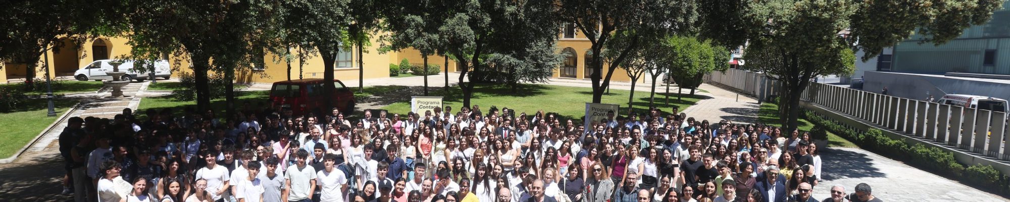 Fotografía de familia de Contact: Investiga a los que Investigan